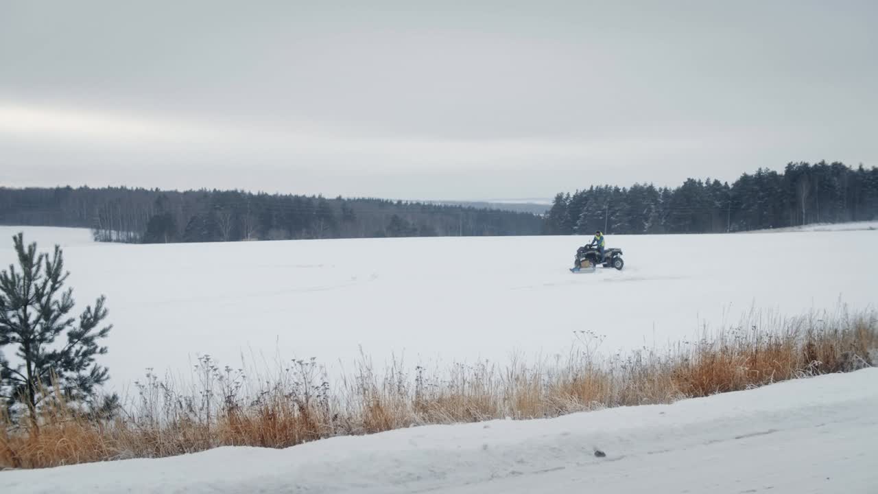 Divertimento invernale. Tubing. Papà porta il suo bambino su una slitta gonfiabile dietro un quad.
