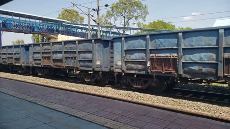 Los-Trenes-De-Carga-Circulan-Por-Vías-Férreas-Cerca-De-La-Estación-Central-Para-Conectar-Partes-Remotas-Del-País