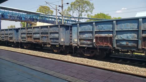 trenes de carga que circulan por vías ferroviarias cerca de la estación central para conectar partes remotas del país