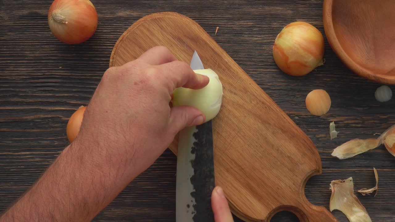 양파 의 절반 을 큐브 로 잘라내는 칼 의 면