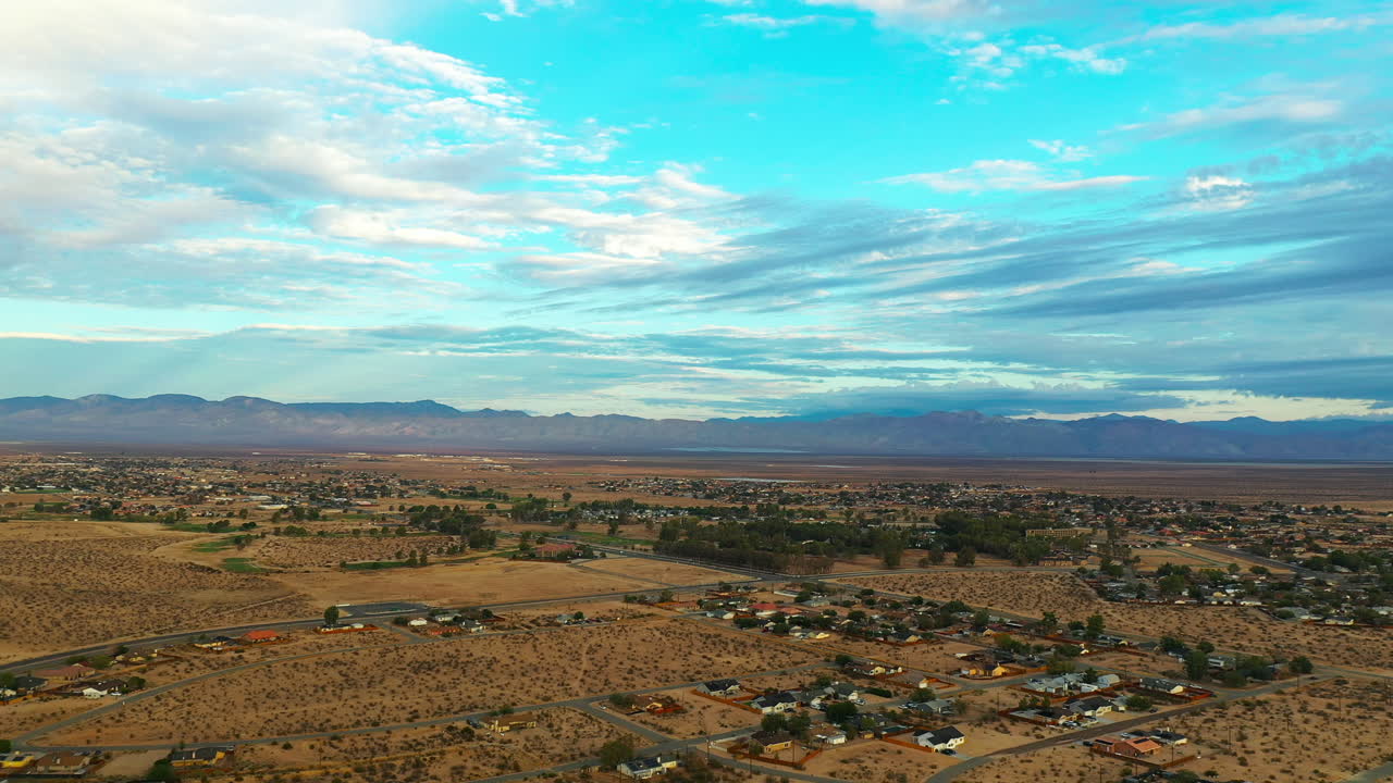 Sorvolo aereo ad alta quota di California City - un'oasi nel paesaggio del Deserto del Mojave