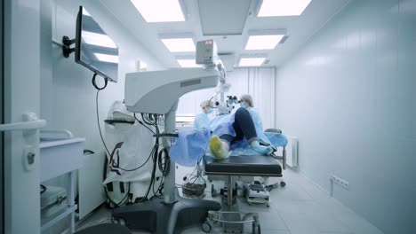 operación de cirugía plástica de blefaroplastia, centrada en el rejuvenecimiento y la modificación de la región del ojo.