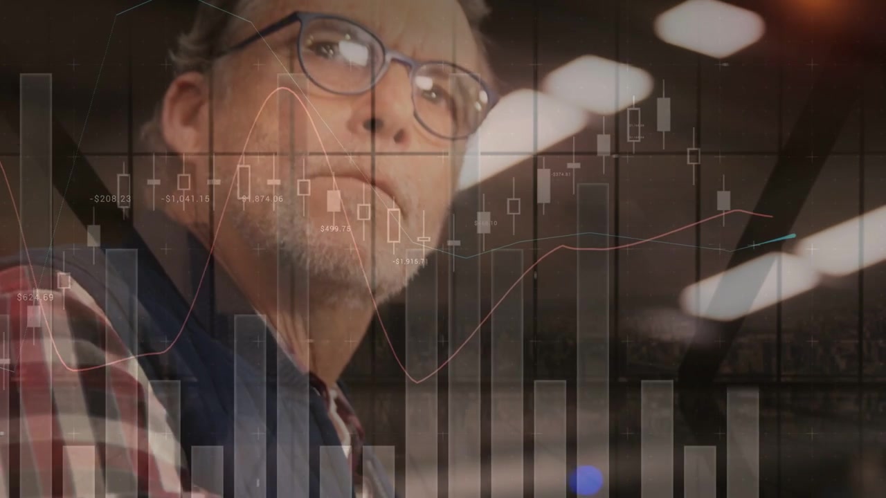 Primo piano che inizia con mani che scrivono, tecnico senior che registra dati, ispeziona, e grafici che monitorano l'output