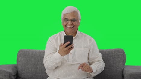 Feliz-Anciano-Indio-Desplazándose-Por-La-Pantalla-Verde-Del-Teléfono