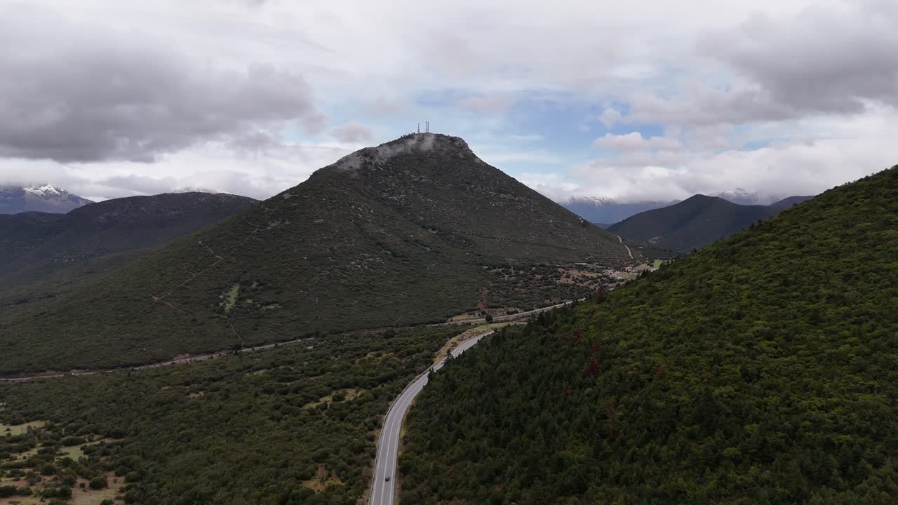 Ripresa aerea di fitte colline verdi coperte da nuvole basse