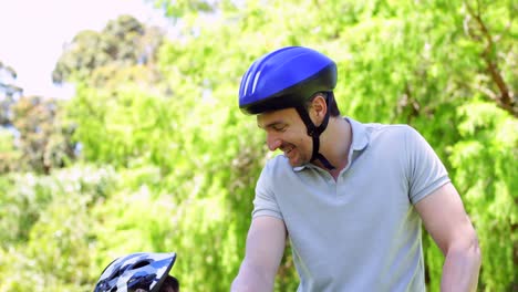 Padre-E-Hijo-En-Un-Paseo-En-Bicicleta-Por-El-Parque-Juntos