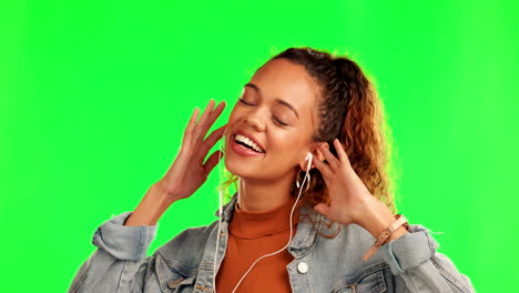 mujer feliz, bailando y escuchando música