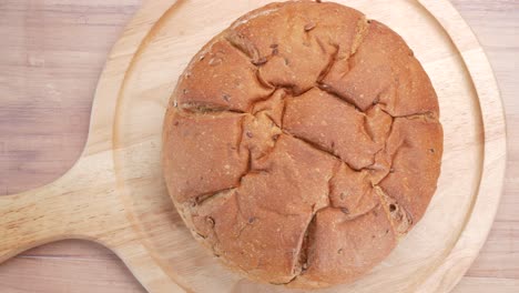 disparo detallado de pan horneado de grano entero en la mesa