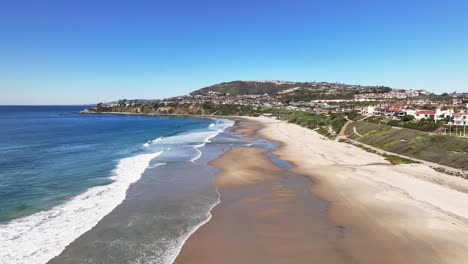 largo tramo de playa de arena en dana point, california, estados unidos - toma aérea de dron