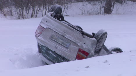 Coche-Estrellado-Boca-Abajo-En-El-Techo-Después-De-Un-Accidente-En-La-Carretera-De-Invierno-Con-Nieve