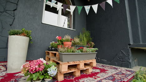 decoración del porche de la casa con flores y plantas
