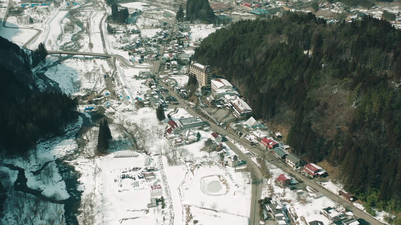 paisaje urbano cubierto de nieve de okuhida en la ladera de la montaña de los alpes japoneses del norte en la prefectura de gifu, japón