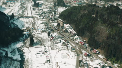 Schneebedecktes-Stadtbild-Von-Okuhida-Am-Berghang-Der-Nordjapanischen-Alpen-In-Der-Präfektur-Gifu,-Japan