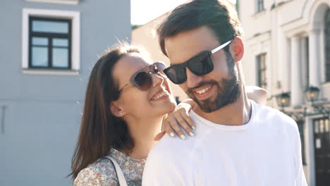 pareja disfrutando de un día soleado en la ciudad