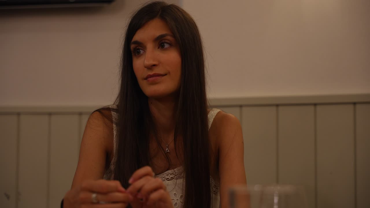 hermosa chica escuchando de cerca y asintiendo con acuerdo de pie, gran sonrisa al final