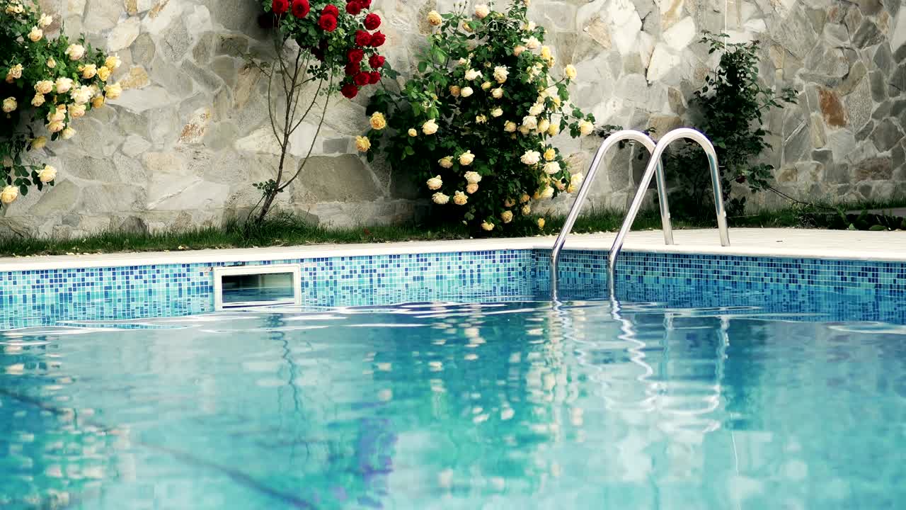 Udendørs swimmingpool på luksushotelresort, baggrundsloop.