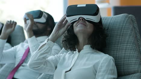 Geschäftskollegen-In-VR-Headsets