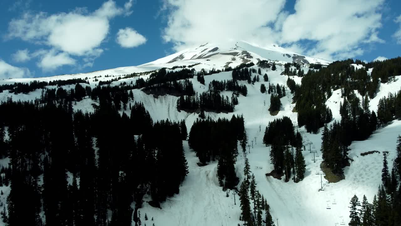 AS, Oregon, Gunung Hood, Area Ski Meadows, 22-04-2025 - Pemandangan drone Gunung Hood di area ski Mt Hood Meadows pada musim semi. Terbang di atas jalur ski dan lift
