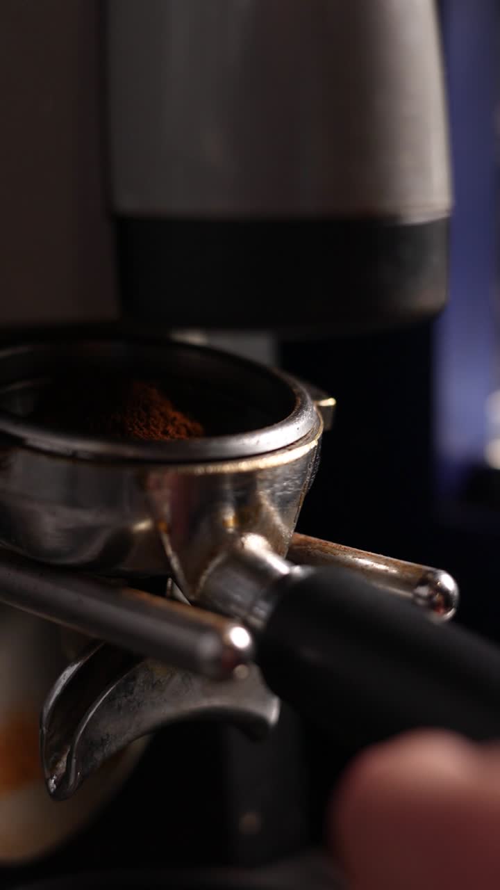 preparación de café con una máquina de café profesional