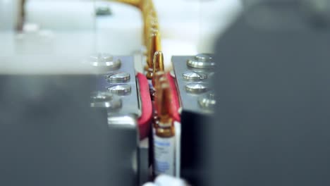 viales de medicamentos en la línea de producción farmacéutica. línea de fabricación automatizada