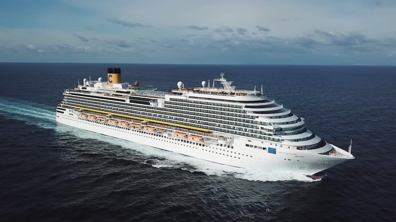 바다에서 크루즈 선박