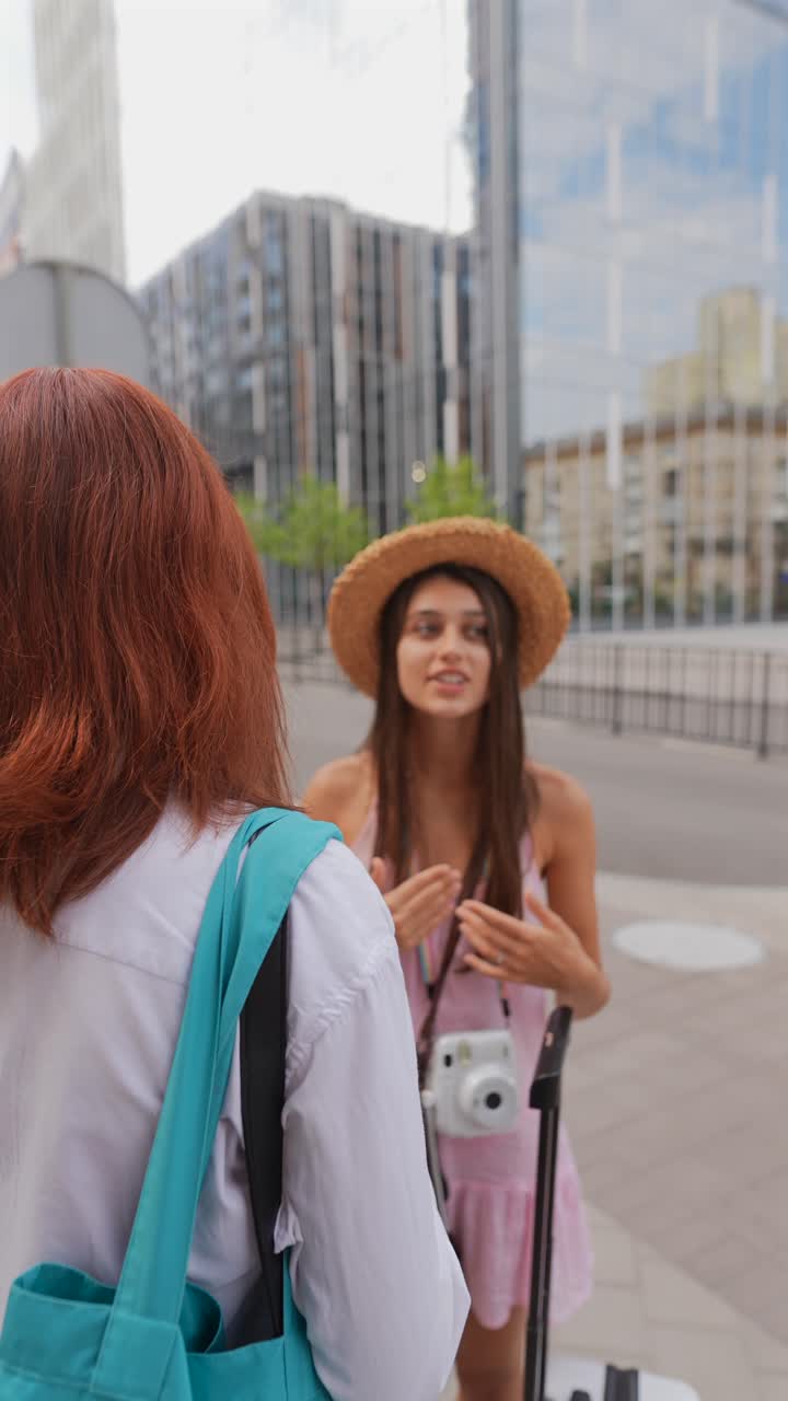 dos mujeres hablando en una calle de la ciudad