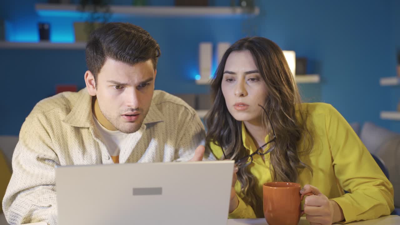 el marido y la esposa, que reciben malas noticias, están decepcionados, sus esfuerzos son en vano.