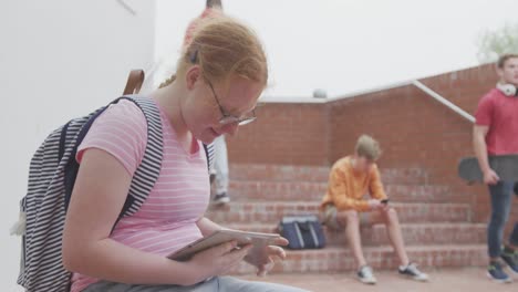 estudiantes en sus teléfonos en la escuela secundaria