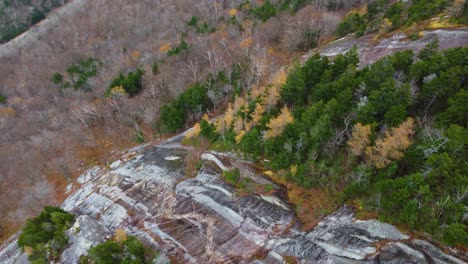 Mit-Blick-Auf-Ein-Steiles-Granitfelsenfeld-In-Einer-Bergkette-Zwischen-Pinien