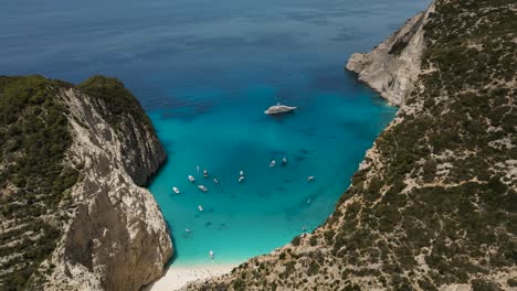 Yacht-Und-Segelboote,-Die-Im-Sommer-In-Griechenland-An-Der-Küste-Von-Navagio-Beach-Schwimmen