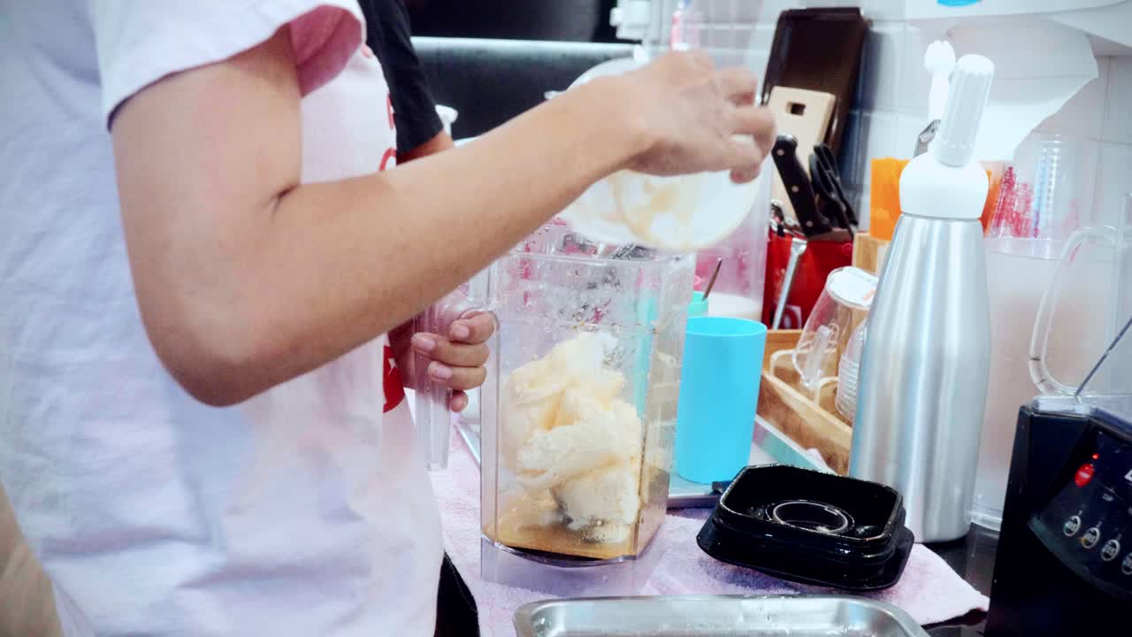 레스토랑 주방에서 맛있는 집에서 만든 밀크 이크를 준비하고 만드는 바텐더의 4k 영화 음료 영상