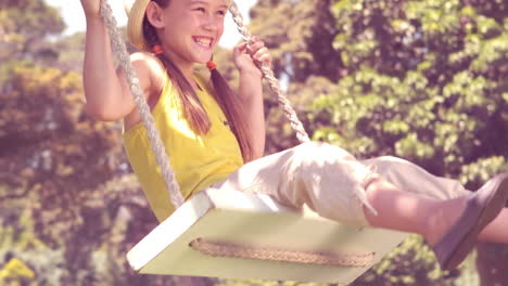 Niña-Feliz-En-Un-Columpio-En-El-Parque