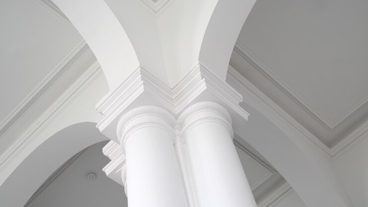 Colonne barocche e design del soffitto del XVIII secolo nel Palazzo di Jelgava, Lettonia