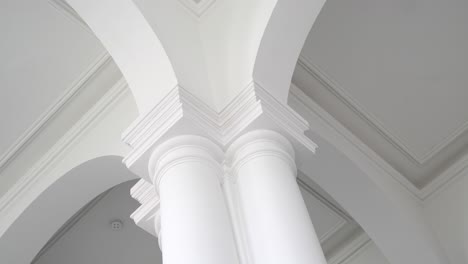 Columnas-Barrocas-Y-Diseño-De-Techo-Del-Siglo-XVIII-En-El-Palacio-De-Jelgava,-Letonia