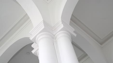 columnas barrocas y diseño de techo del siglo xviii en el palacio de jelgava, letonia