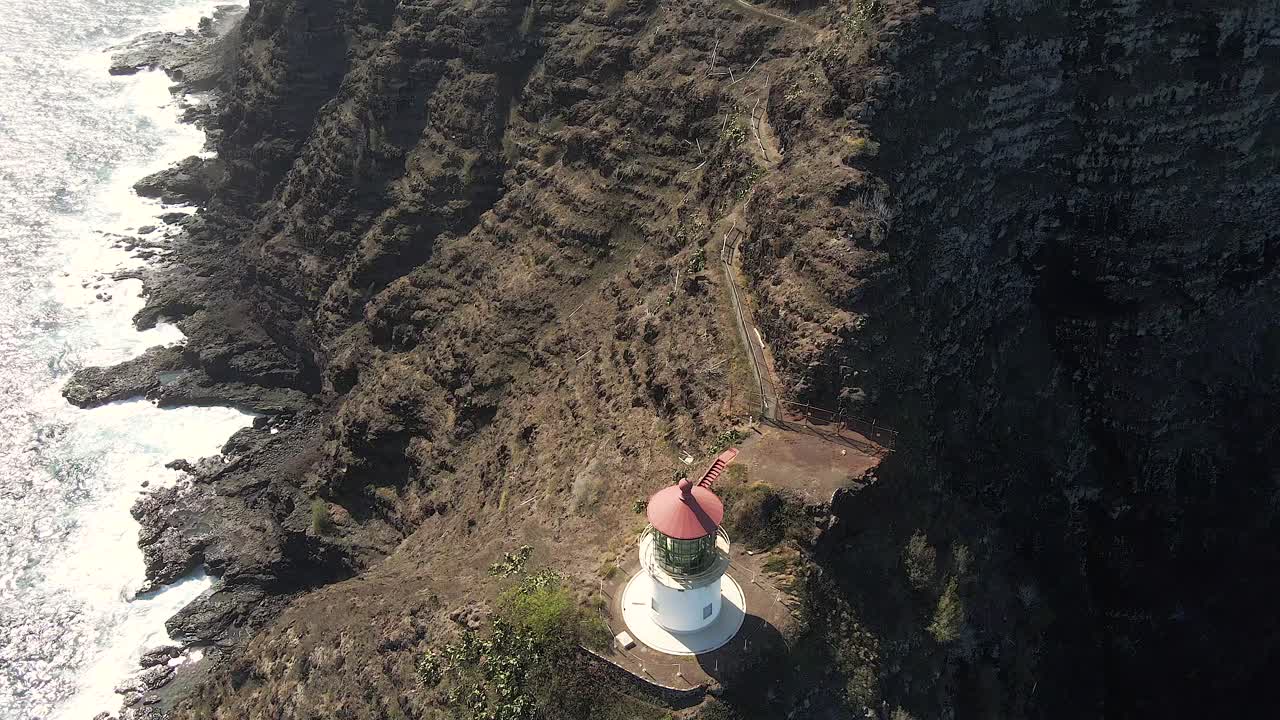 vista aérea de la ruta de senderismo y vistas del faro de makapu'u point, oahu, hawaii, año 2020
