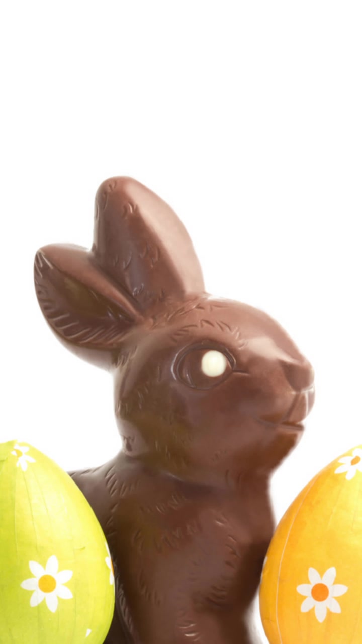Animação de coelho de Páscoa de chocolate e ovos em fundo branco