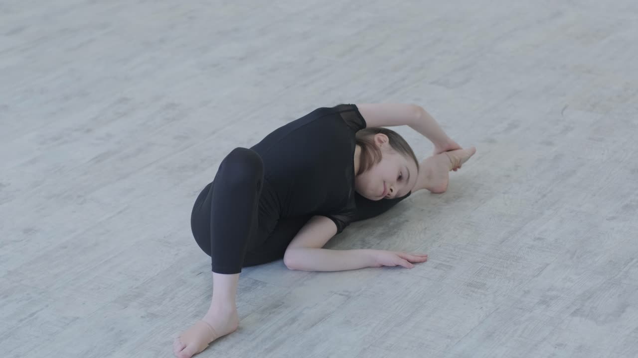 젊은 발레리나 가 스튜디오 에서 춤 을 연습 하고 있다