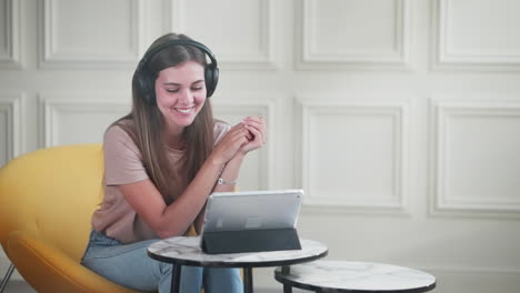 mujer usando tableta en videoconferencia