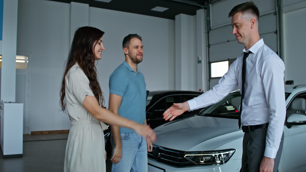 una pareja compra un coche.