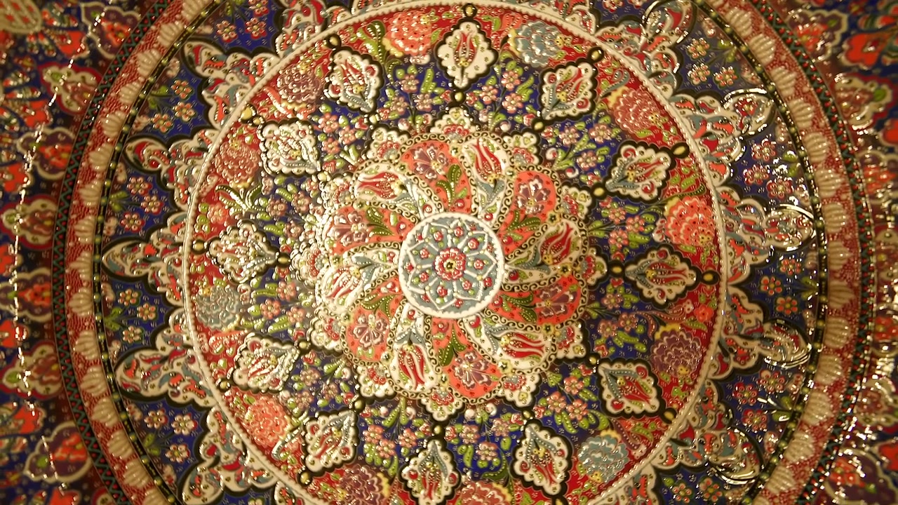 Çiçek desenli, özenle işlenmiş geleneksel Türk seramik tabağı
