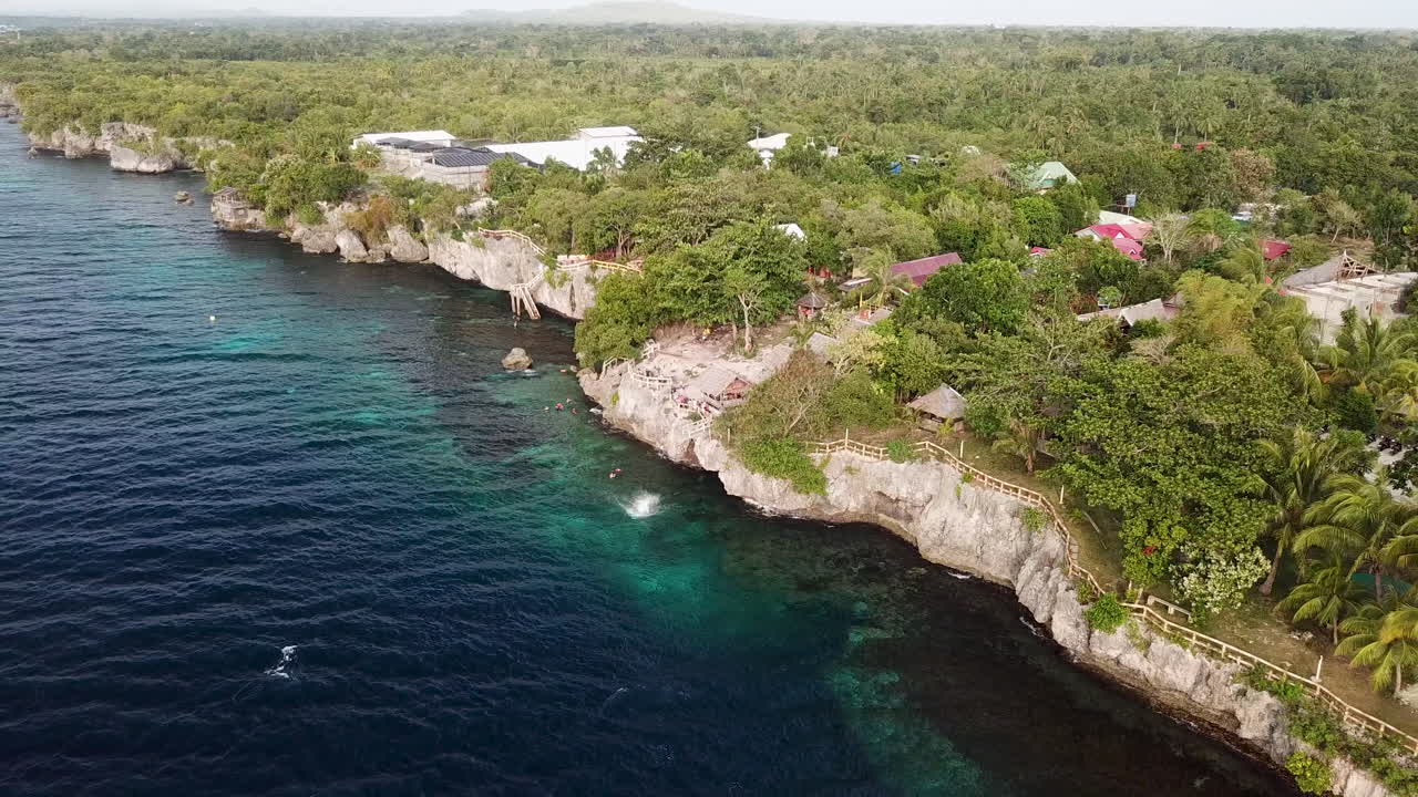 imágenes aéreas del salto del acantilado de kalikasan en la hermosa isla de panglao en filipinas