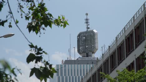 Torre-De-Radio-En-La-Parte-Superior-De-Un-Edificio-En-Ginebra,-Suiza