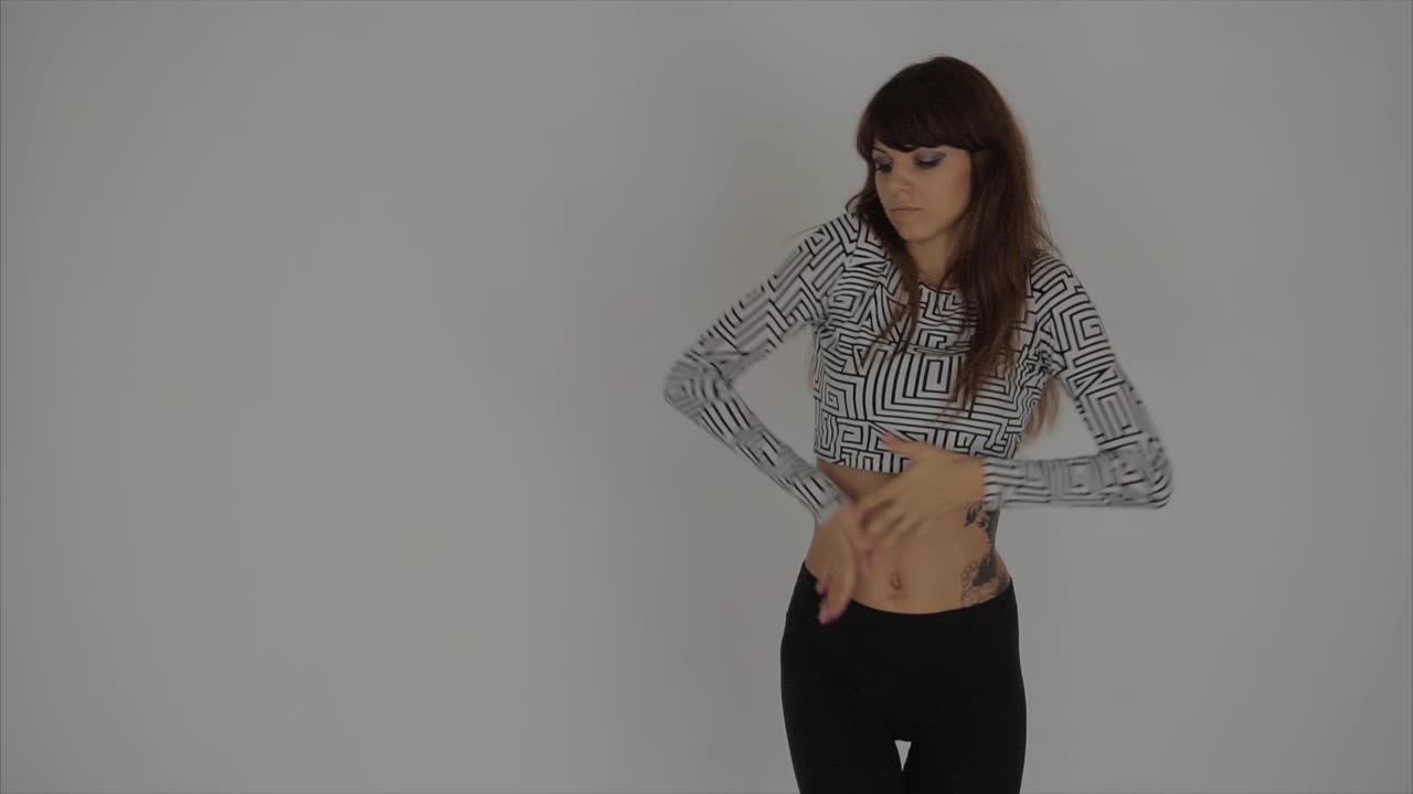 스튜디오에서 춤추는 여자