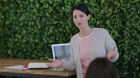 personas de negocios creativas que se reúnen en la oficina presentación líder del equipo mujer que enseña colegas seminario de capacitación en liderazgo corporativo que presenta ideas utilizando una computadora portátil