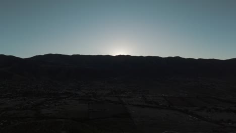 Silueta-De-Montañas-Al-Amanecer-En-Tafí-Del-Valle,-Vista-Desde-Un-Dron