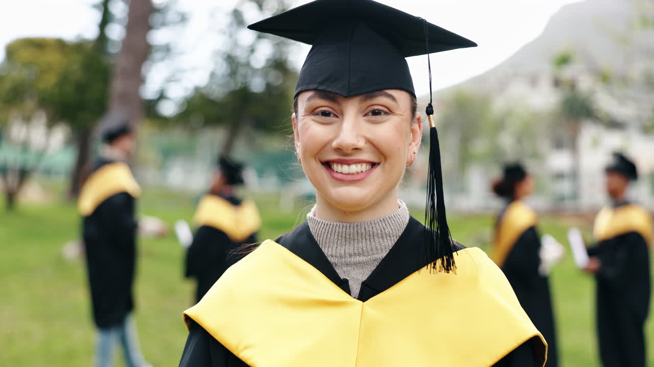 mujer graduada feliz en la ceremonia de graduación