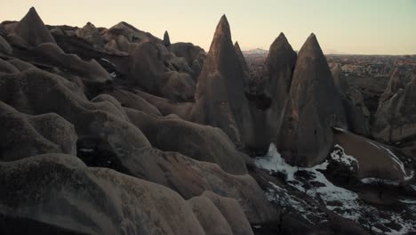 vista aérea de chimeneas de hadas en goreme, capadocia, turquía al amanecer