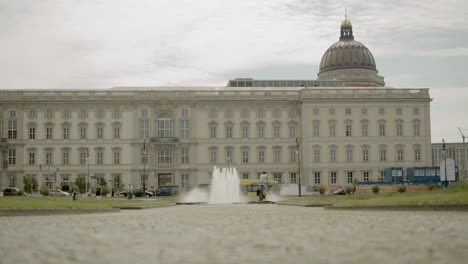 Fountain-in-Lustgarten,-Berlin-on-a-sunny-day-with-the-Berliner-Schloss-in-the-background