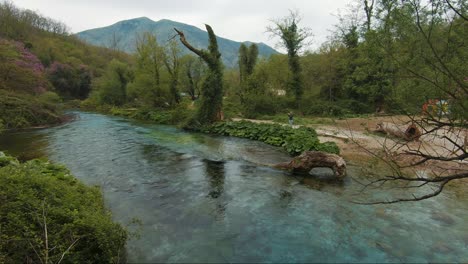 Wasserquelle,-Blaues-Wasser-Im-Blauen-Auge-Bei-Sarande-In-Albanien,-Filmische-Orte